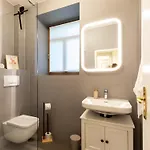 Edles Stuckdecken-juwel! 2 Schlafzimmer, Parkplatz Vor Der Tuer, Hbf Nah, Gratis Kaffee&tee Apartment